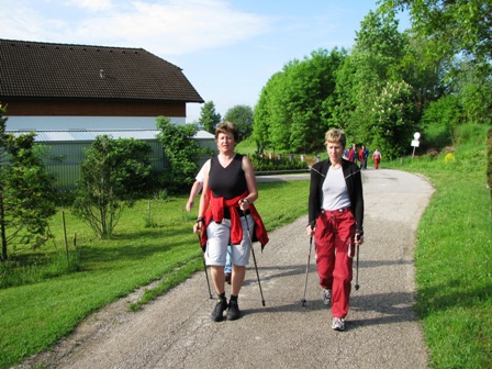 Renate und Kathi folgen eilig