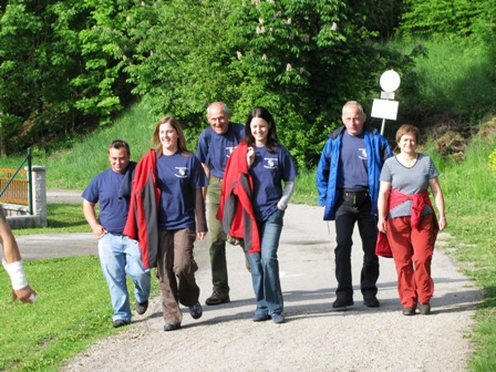 Familie Fichtinger und Familie Wagner bester Laune - es wird wärmer und die Jacken werden langsam ausgezogen