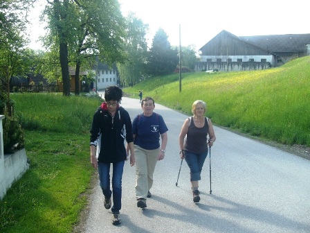 Lena, Huberta und Frau Führer kommen eiligen Schrittes herangesaust