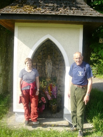 Günter Wagner mit Gattin vor einem schönen Marterl