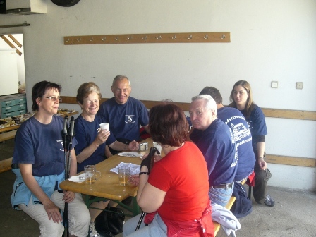 Eine Gruppe der Wanderfreunde Rappottenstein an der 1.K+L