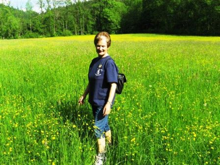 Frieda Grünstäudl beim Fotoshooting in der Blumenwiese - ein herrlicher Kontrast