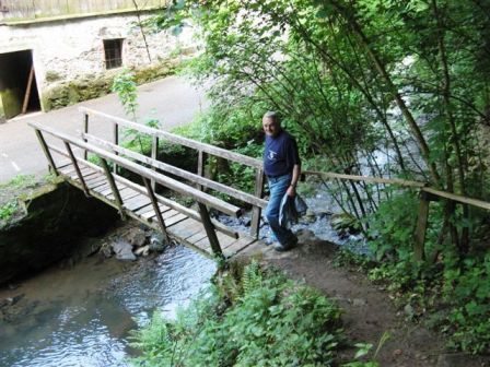 Reinhold Grünstäudl vor dem Betreten eines Steges (der gemäß Warnschild nur einzeln zu begehen ist)