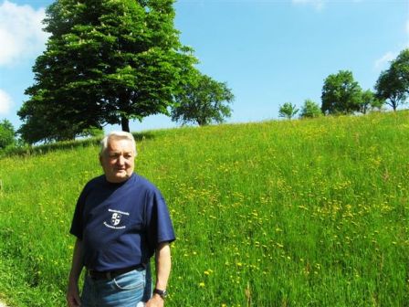 Reinhold vor einer herrlich blühenden Wiese