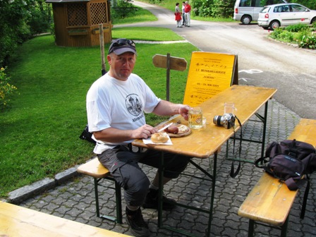 ...und sein Kollege eine Kesselwurst dazu