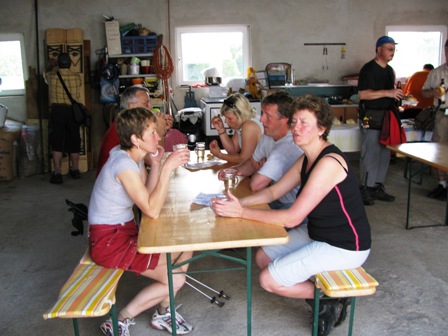 Kathi, Renate und Fritz sind auch vorangeeilt und füllen bereits die leeren Tanks wieder auf