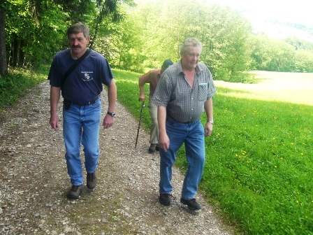 Über einen kleinen Anstieg entlang des Waldes