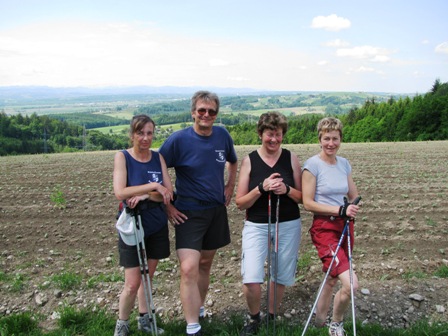 Karin, Helmut, Renate und Kathi beim Fotoshooting auf dem Höhenrücken