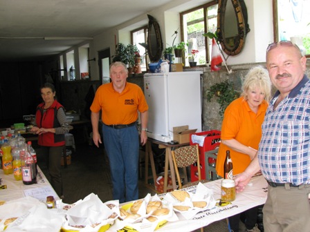 An der 4. K+L werden die Wanderfreunde von den Mitarbeitern herzlichst begrüßt