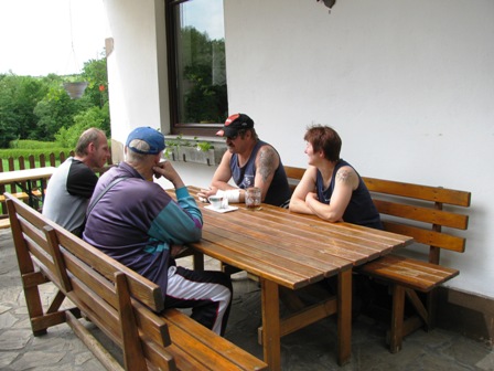 Familie Fröschl im Gespräch mit Wanderern aus der Umgebung