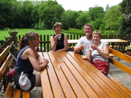Viel Gaudi bei Zirberl (natürlich mit einem Schnapsglas), Renate, Fritz und Kathi - ein kleiner Beitrag für die Gerüchteküche
