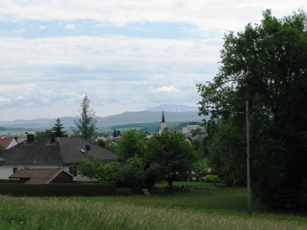 Fernblick auf Blindenmarkt mit dem Ötscher im Hintergrund