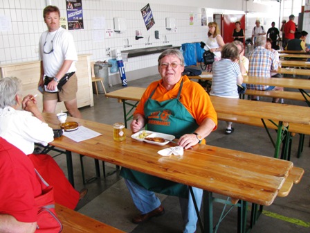 Auch der Chef des Zapfhahnes hat sich sein Schnitzerl redlich verdient