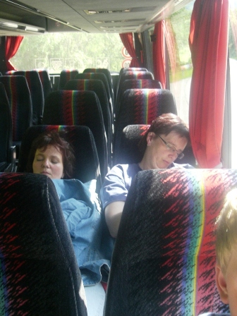 So viele Anstrengungen haben manchen müde gemacht! Man muß ja auch für den bevorstehenden Muttertag rasten.