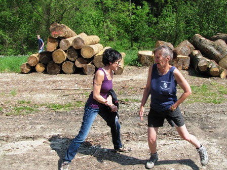 Ein Freudentanz durch Lena und Zirberl, weil eine Zigaretten- und Pinkelpause eingelegt wurde