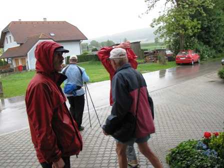 Der Regenschutz wird wieder übergestreift