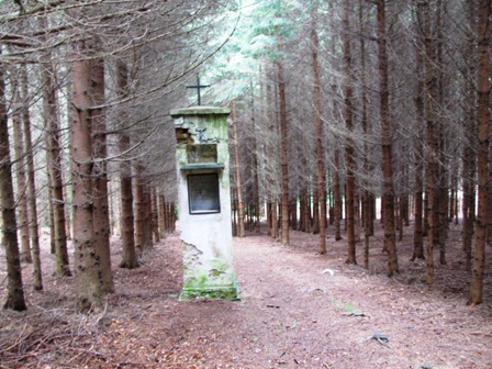 Marterl mitten im Wald neben der SK