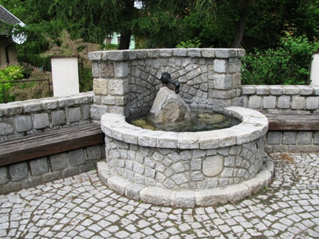 Sehr schöner Brunnen in Reith