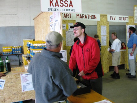 ...und Peter Damböck aus Böheimkirchen verkauft die ersten Getränke