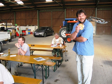 Martin gönnt sich ein Leberkässemmerl