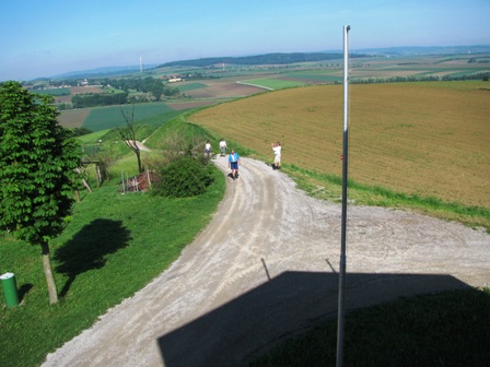 Blick von der Aussichtswarte zu den ankommenden Wanderern