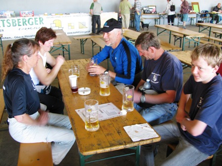 Beste Stimmung unter den Marathonis nach absolvierten 22,6 km bei der 3. K+L im Start/Zielbereich