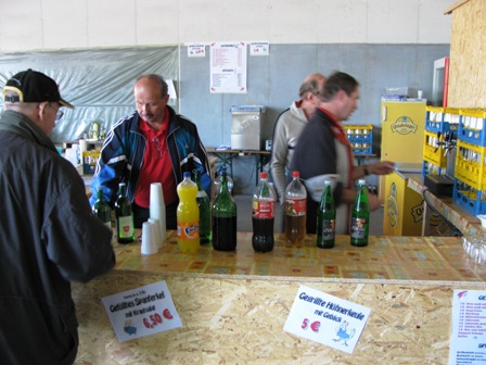 Die Jungs an der Bierpippe geben Vollgas...