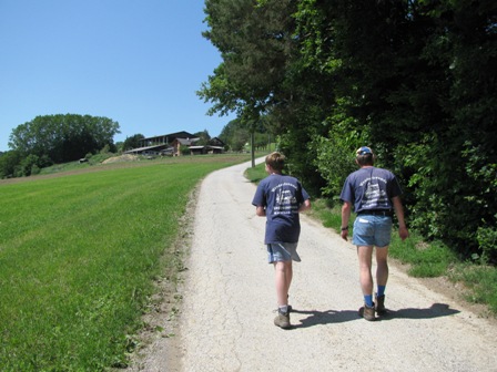 Unser 'Chef' macht mit seinem Sohn das Tempo auf den Hügel