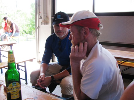 Alfred Alt und der Obmann aus Nebelberg Franz Anreiter bei der Pause an der K+L