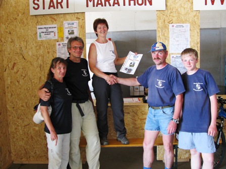 Obmann Gerhard Hold, sein Sohn, sowie Karin und Helmut Reiter gratulieren dem neuesten Mitglied des Marathonteam Rappottenstein - Monika Fröschl - zur erfolgreichen Absolvierung ihres Premiere-Marathon