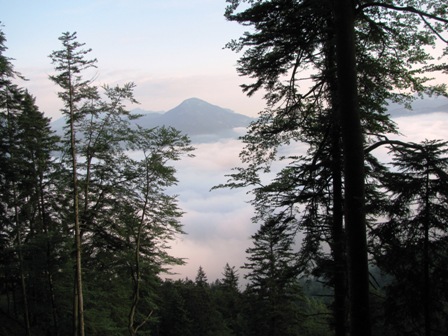 Die Wolken liegen wie Watte im Tal
