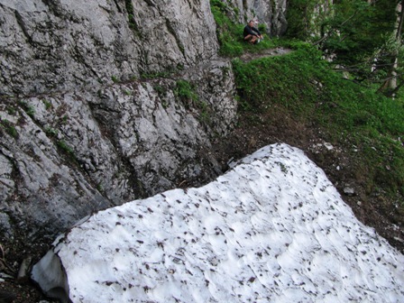 Altschnee beim gesicherten Wegstück