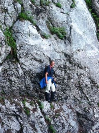 Helmi beim gesicherten Weg...