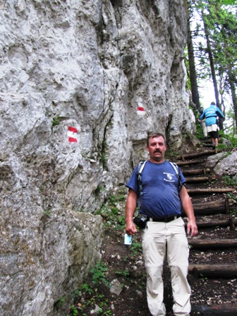 Manfred vor einer riesigen Felswand