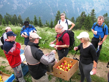 Bei der Vorderkoasafeldenhütte - die 1.K+L mit Schiwasser, Tee und Äpfel - alles gratis