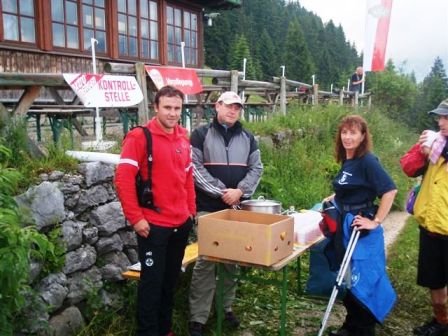 Karin mit dem Mitarbeiter an der K+L sowie dem jungen Helfer von der Bergwacht