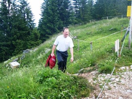 Jetzt kommt auch der Pitzn-Sepp den Berg heraufgeflogen - er ist etwas später gestartet