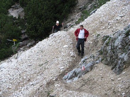 Josef Hain hirscht wie ein Steinbock über die Geröllhalden
