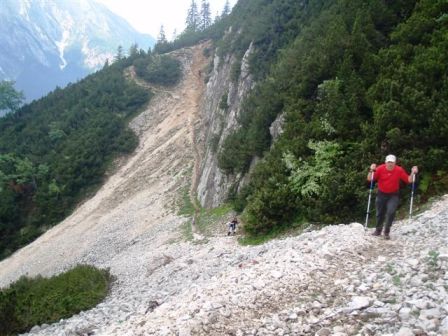 Christian kämpft sich über das Geröll herauf