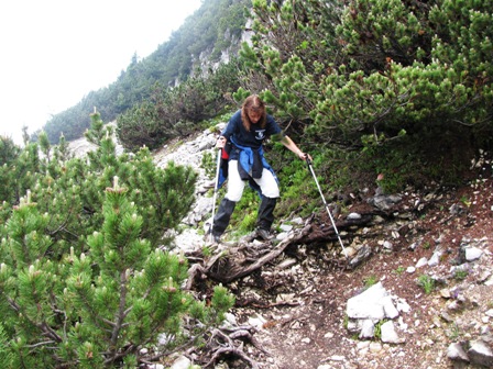 Unter Einsatz aller Hilfsmittel überwindet Karin jedes Hindernis