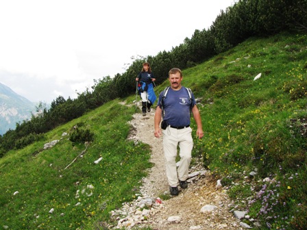Jetzt gehts kurz einmal etwas gemütlicher bergab Richtung Hochalm