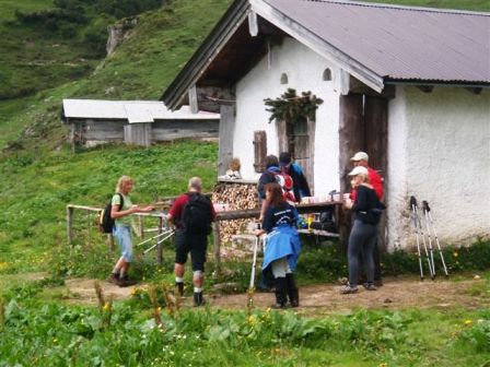 Blick zur 2.K+L auf der Hochalm - Schiwasser und Äpfel werden geboten