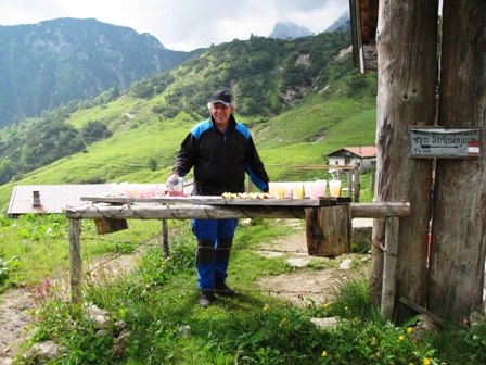 Der sehr nette Mitarbeiter hat alles per Rücken zur Labestelle gebracht