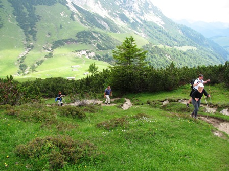 Die Marathongruppe kämpft sich den vorletzten Anstieg auf den Feldalmsattel hinauf