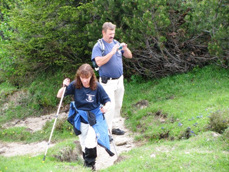 Karin immer noch voll Energie und Quaxi beim Ablichten von Enzian