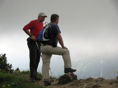 Christian und Manfred lassen den Blick vom Fuße des Stripsenkopfes aus ins Tal schweifen - der letzte Anstieg ist geschafft