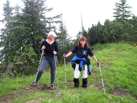 Anna Laczkovits und Karin sind auch auf diesem höchsten Punkt angekommen und genießen es