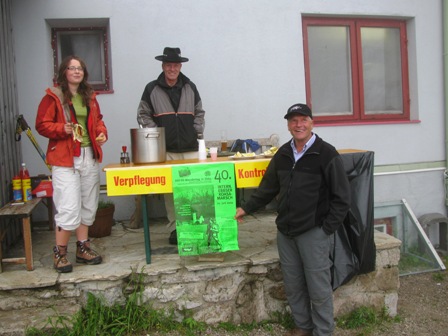 Es ist geschafft - die netten Kollegen der 3.K+L beim Stripsenjochhaus erwarten die Marathonis