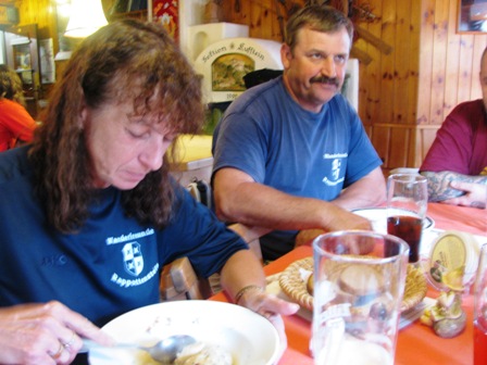 Karin löffelt ihre hochverdiente Speckknödelsuppe - Quaxi hat sein Haussulz schon verputzt