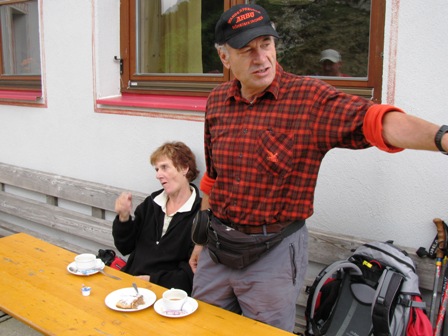 Gerti und Johann Lebsinger sind inzwischen auch am Stripsenjoch eingetroffen und haben es sich in der Sonne gemütlich gemacht
